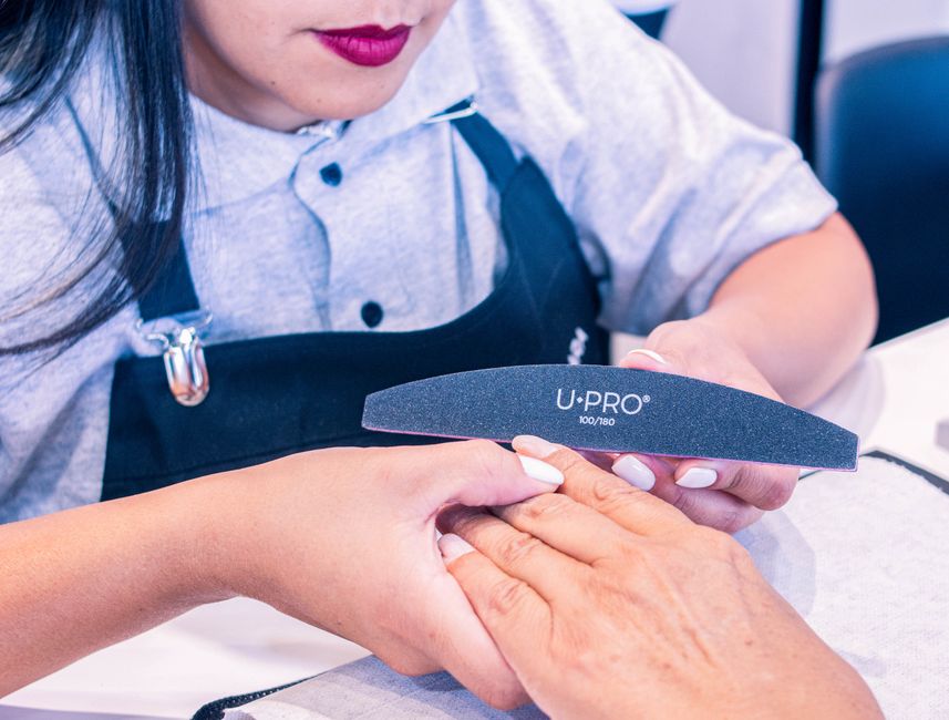 Detalle de manicura rusa